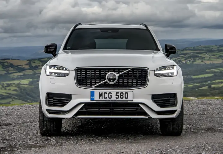Białe Volvo XC90 2020 na tle malowniczego krajobrazu.