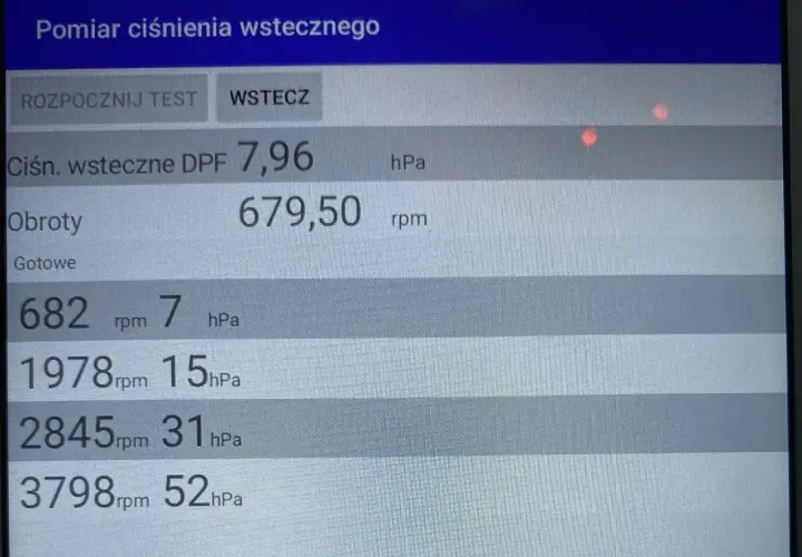 Ekran z pomiarem ciśnienia wstecznego DPF, obrotów silnika i wartościami w hPa.