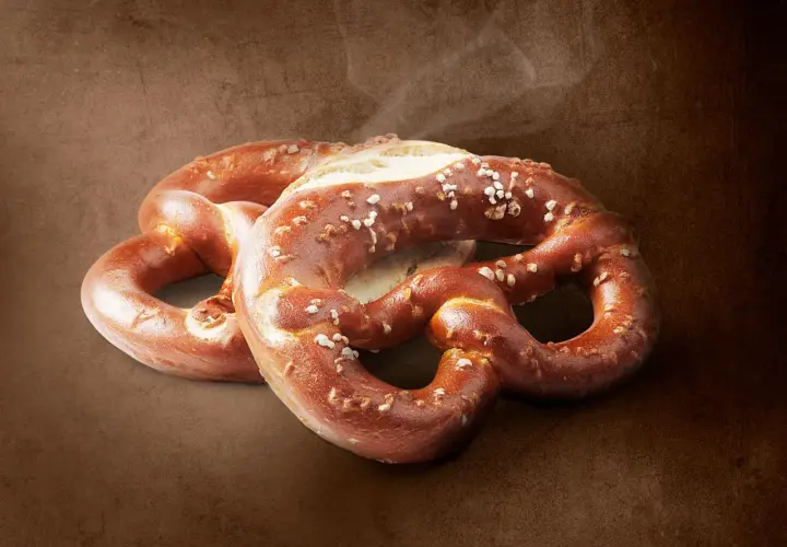 Dwa świeże precle z solą, idealne na przekąskę. Sprawdź precel Lidl kcal, by poznać wartość odżywczą.