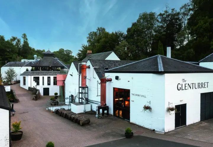 La plus vieille distillerie d'Écosse, The Glenturret, avec ses alambics en cuivre et ses tonneaux.