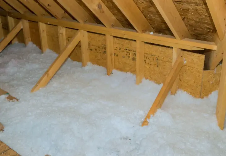Sottotetto con isolante termico soffice, ideale per sottotetti calpestabili, che garantisce comfort e risparmio energetico.