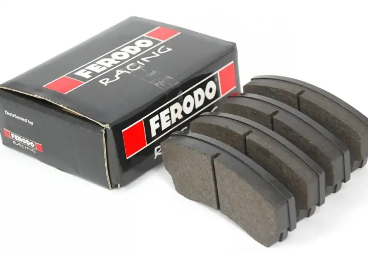 Caja de ferodo racing y pastillas de freno. El ferodo es un material de fricción esencial para la seguridad automotriz.