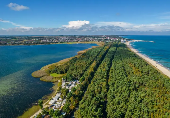 Półwysep Helski atrakcje: malowniczy widok na kemping, las i plażę nad Bałtykiem.