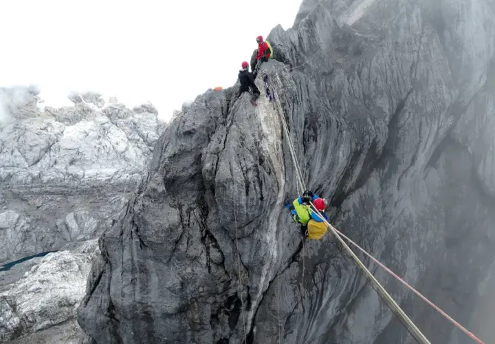 Wspinaczka na Carstensz Pyramid. Alpinizm w trudnych warunkach, mgła i strome skały.