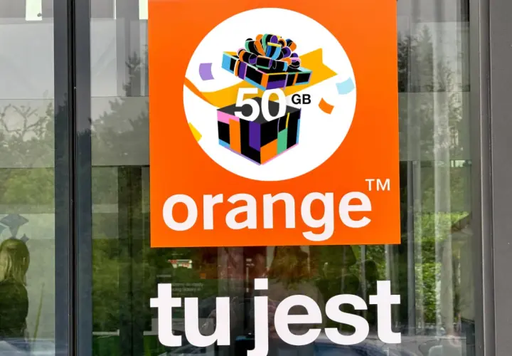 Logo Orange z informacją o 50 GB gratis. Dowiedz się, jak doładować konto Orange i skorzystać z promocji.
