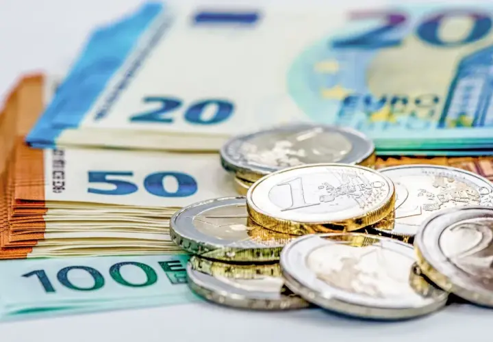 Stos banknotów 100, 50, 20 euro i monet. Zastanawiasz się, ile gotówki można przewozić w UE?