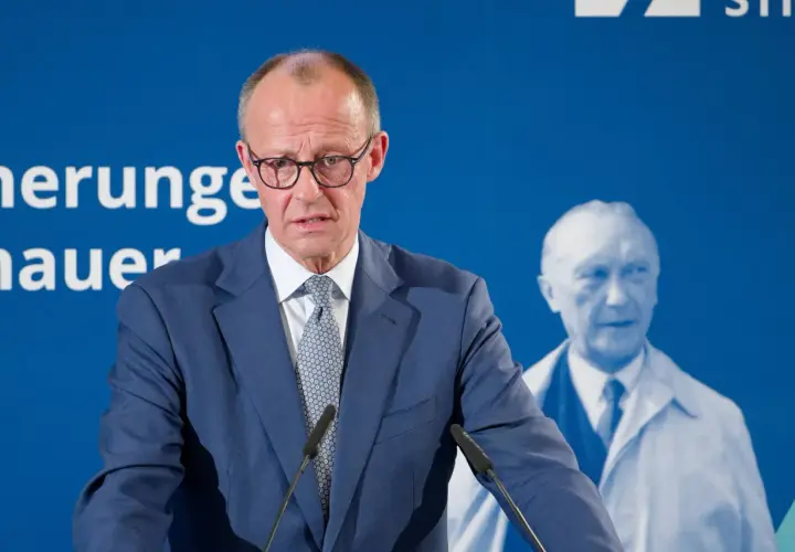 Friedrich Merz spricht vor einem Porträt von Konrad Adenauer, ein wichtiger Teil der CDU Geschichte.