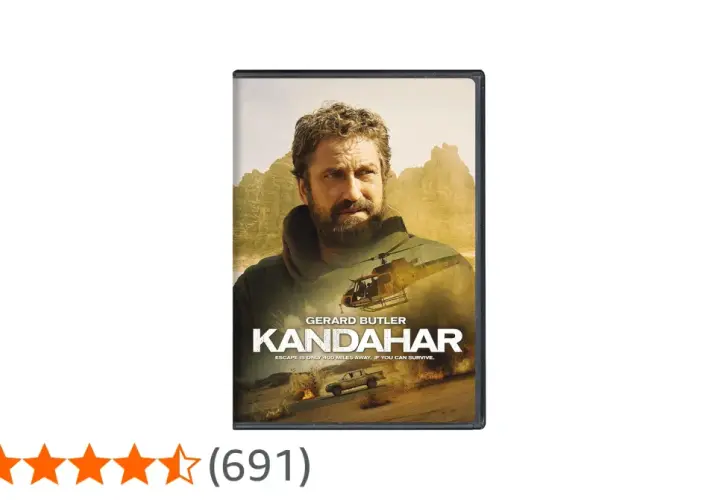 Gerard Butler w filmie Kandahar. Ucieczka z Afganistanu, gdzie helikopter i samochód biorą udział w akcji.