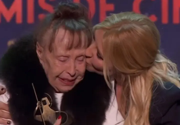 Emoción de la hija Gemma Cuervo al recibir un premio, besada por otra mujer.