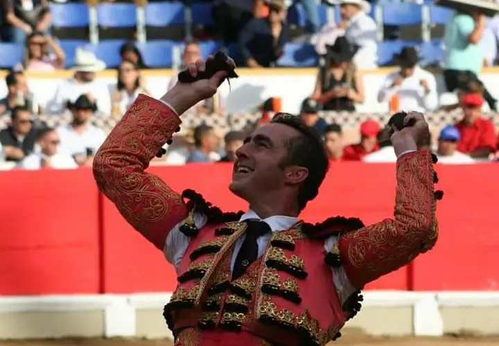 El torero El Fandi, con su traje de luces, celebra en la plaza. Su edad no le resta pasión.