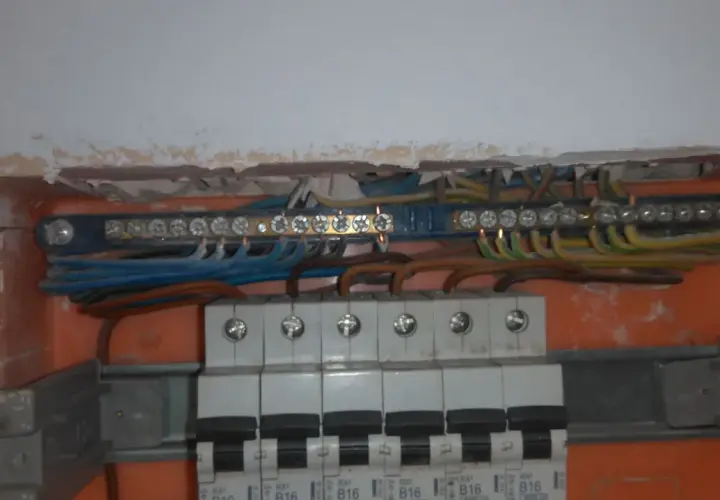Instalacja elektryczna z listwą zaciskową. Jak sprawdzić uziemienie bez miernika? Widać przewody fazowe, neutralne i ochronne.