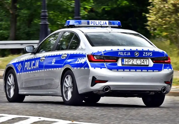Radiowóz policyjny z napisem "POLICJA" i numerem rejestracyjnym HPZ C341.