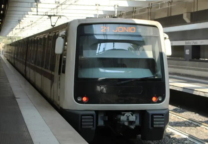 Treno della metro B fermo in stazione, con indicazione "21 Jonio". Forse in attesa di lavori o per un guasto.