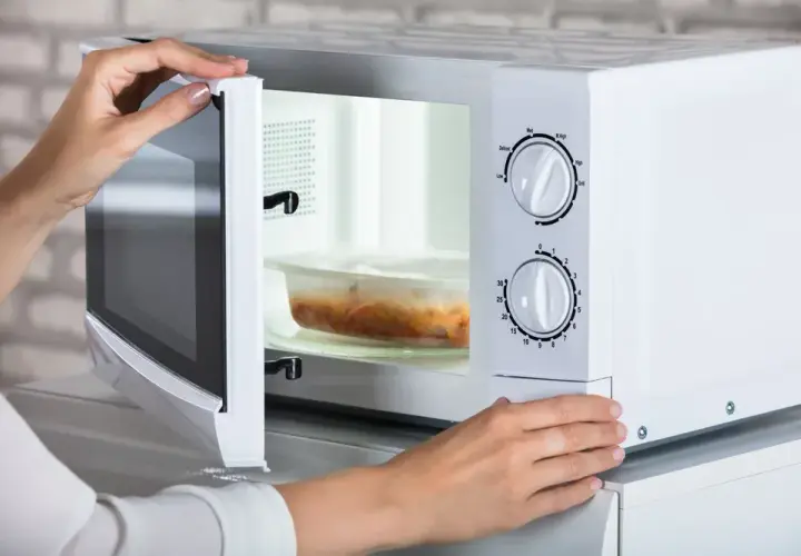 Niebezpieczne podgrzewanie mleka w mikrofali? Poznaj ryzyko dla zdrowia