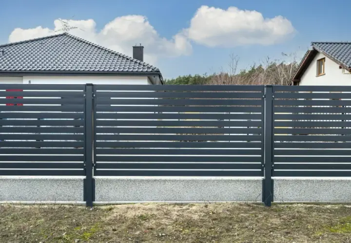 Ile za metr ogrodzenia panelowe? Sprawdź, co wpływa na ceny