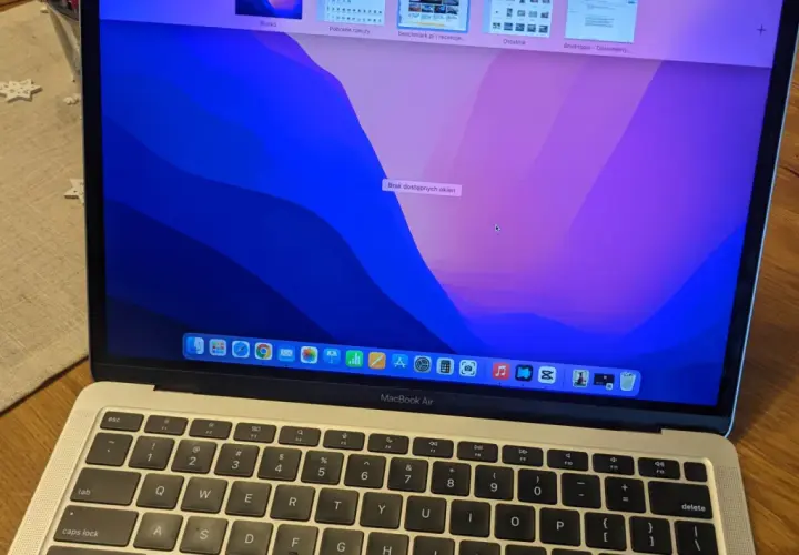 MacBook Air z kolorową tapetą. Czy mogę połączyć AirPods z laptopem? Tak, to możliwe.