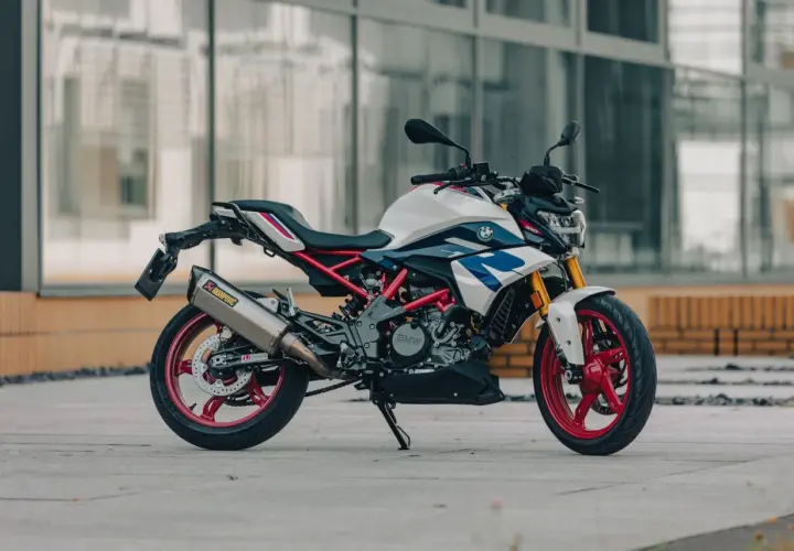 Biało-niebieski motocykl BMW G310R z czerwonymi felgami i wydechem Akrapovič. Poznaj jego bmw g310r dane techniczne.