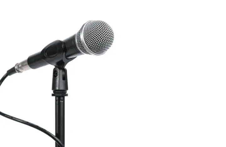 Idealny mikrofon dla DJ-a: Poradnik eksperta. Wybierz i nie sprzęgaj!