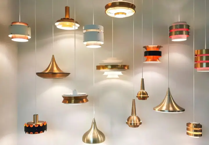 Colección de lámparas colgantes de diseño, algunas con **bombillas sin punto de luz** visible, creando un ambiente cálido y moderno.