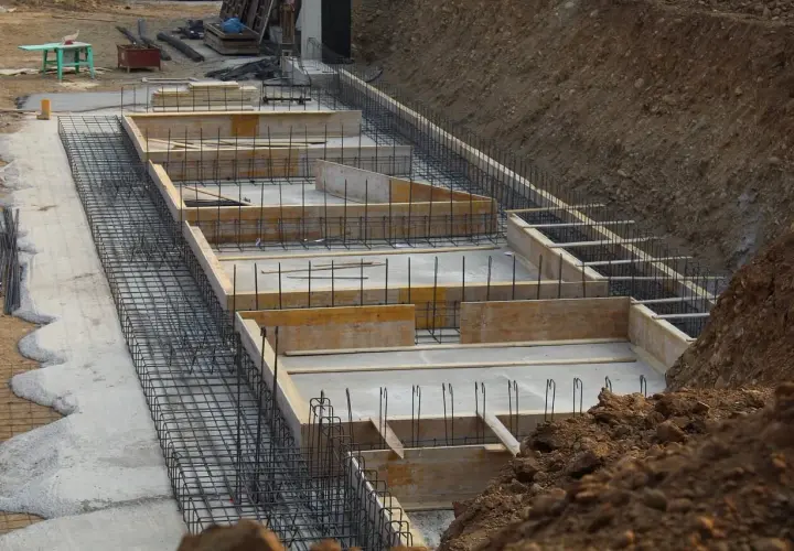Przygotowanie do wylania ław fundamentowych. Widać zbrojenie i szalunki, które określą, ile betonu na ławy fundamentowe będzie potrzebne.