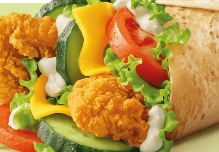 McWrap Bekon Deluxe: chrupiący kurczak, bekon, ser, warzywa i sos w tortilli. Pyszny i sycący, idealny na szybki posiłek.