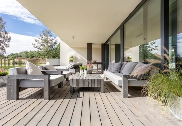 Moderne Lounge-Möbel auf Holzterrasse laden zum Entspannen ein. Perfekt, um die Terrasse gestalten und den Sommer zu genießen.