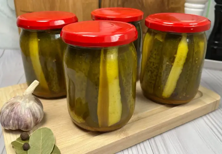 Jak zrobić ogórki z przyprawą curry - prosty przepis na zimowe przetwory
