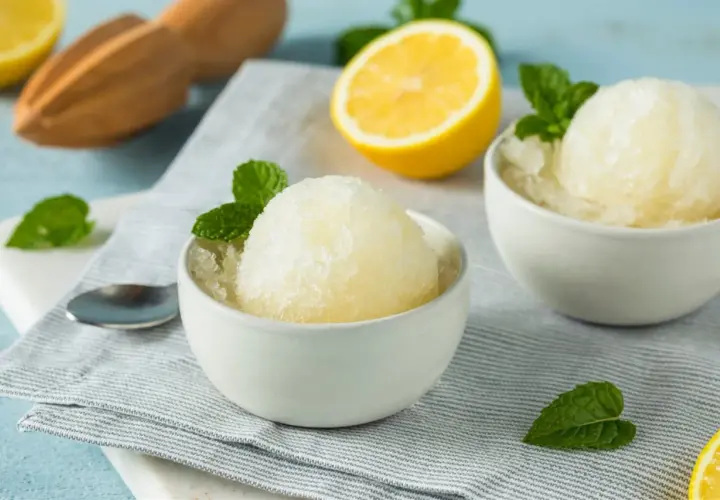 Orzeźwiająca cytrynowa granita, idealna na upalne dni. Prosty przepis na domową granita.