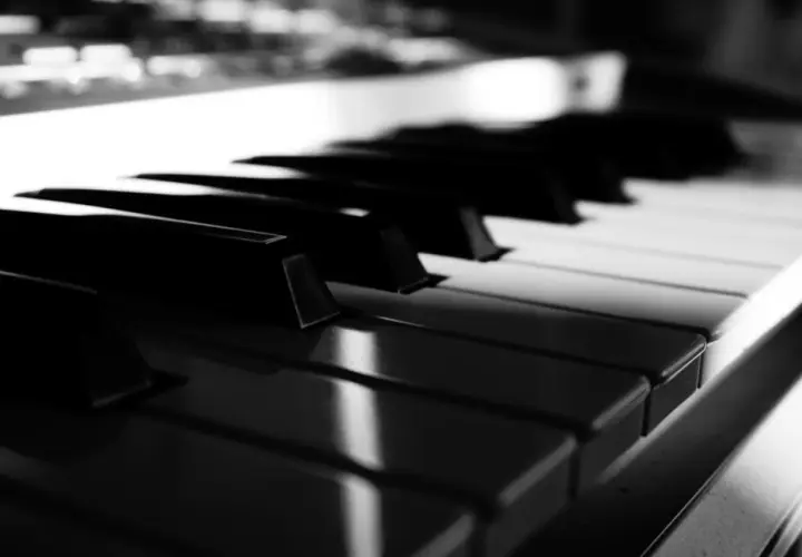 Klawisze pianina i fortepianu wyglądają podobnie, ale czy to to samo? Zbliżenie na czarno-białe klawisze instrumentu.
