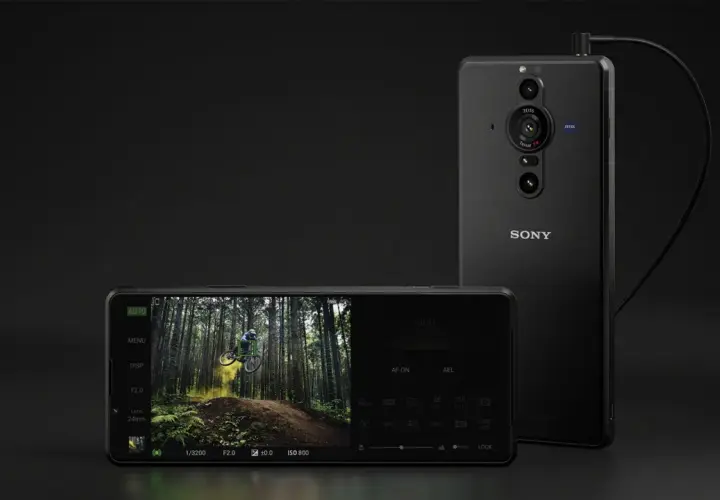 Sony Xperia Pro i z profesjonalnym aparatem, gotowy do uchwycenia dynamicznych ujęć, np. rowerzysty w lesie.