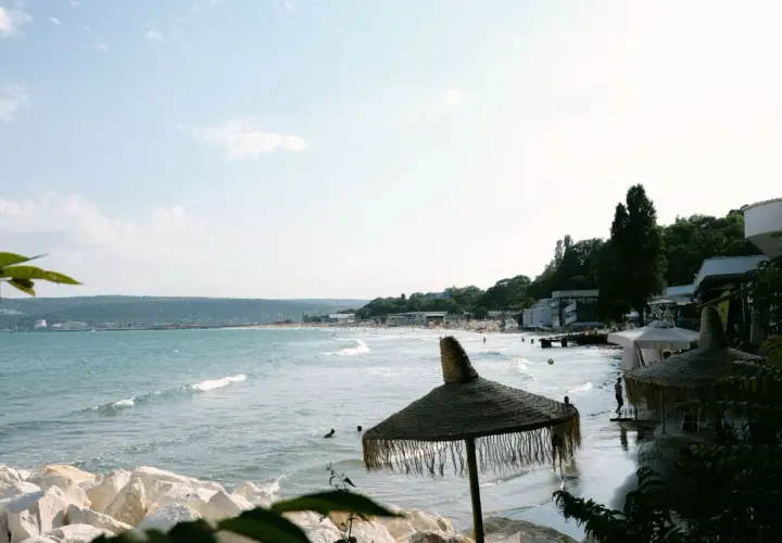 Słoneczna plaża w Bułgarii, gdzie można poczuć klimat wakacji i wydać swoje euro.