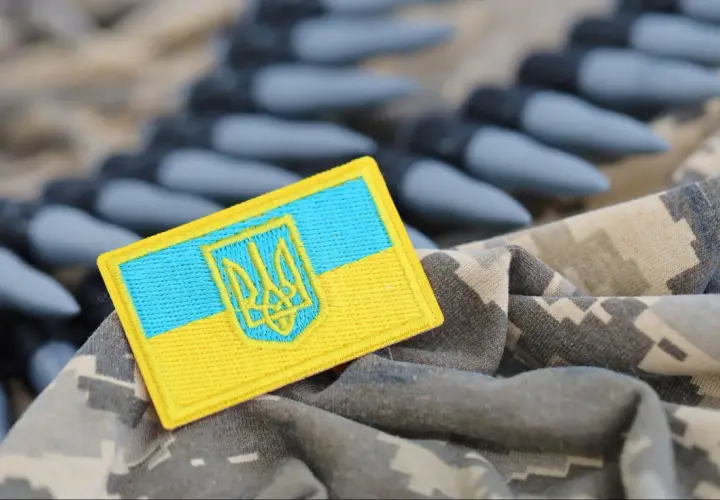 Naszywka z flagą Ukrainy i godłem na tle amunicji. Symbol oporu, ale też myśli o dezercji w obliczu wojny.