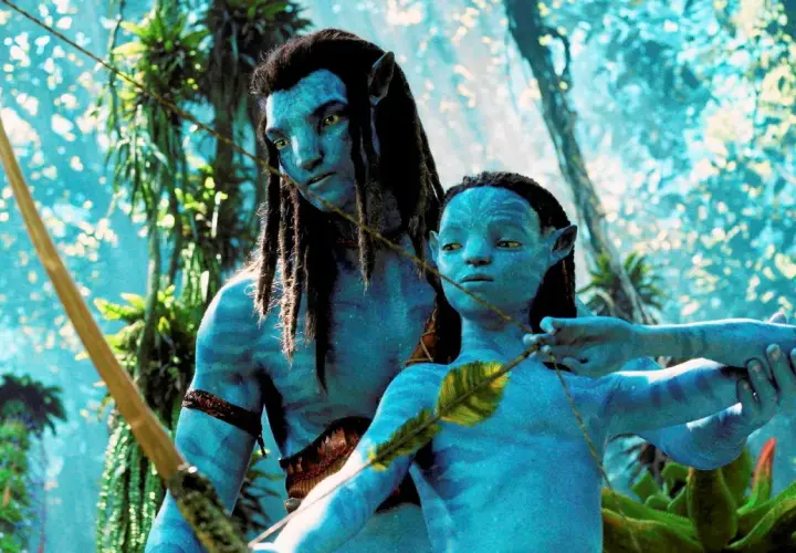 Neytiri uczy Jake'a, jak strzelać z łuku. Czy to jego pierwszy raz, kiedy jako avatar ćwiczy strzelanie?