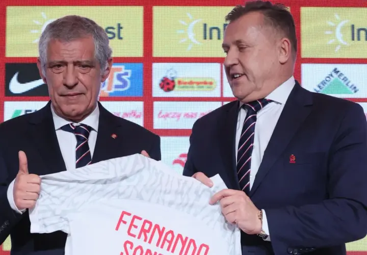 Fernando Santos, jeden z wielu polscy trenerzy za granicą, prezentuje koszulkę.