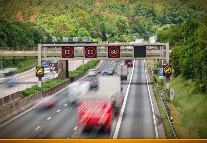 Autobahn mit Tempolimit 80 in Litauen. Verkehr fließt, aber die Geschwindigkeit wird kontrolliert.