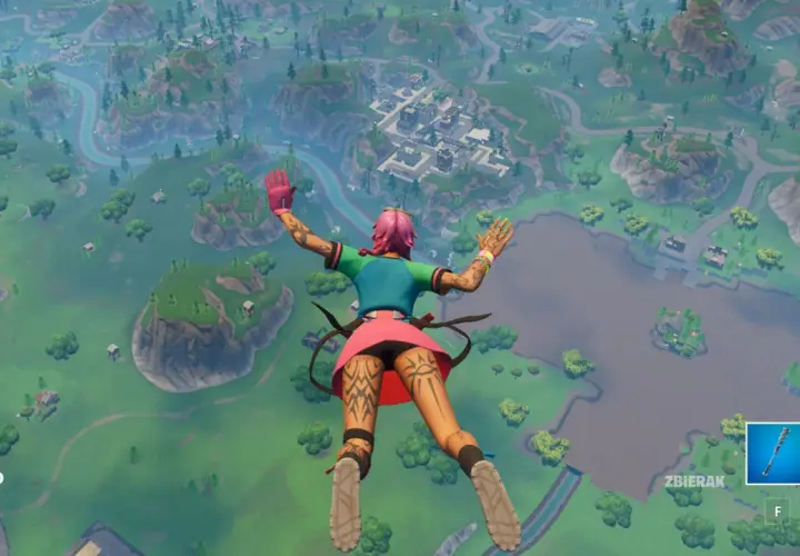 Postać z różowymi włosami spada na mapę w grze Fortnite, przygotowując się do akcji w stylu RPG.
