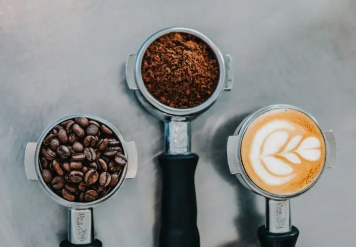 Ziarna kawy, mielona kawa i gotowe cappuccino z latte art. Pyszna kawa, niskie kcal.