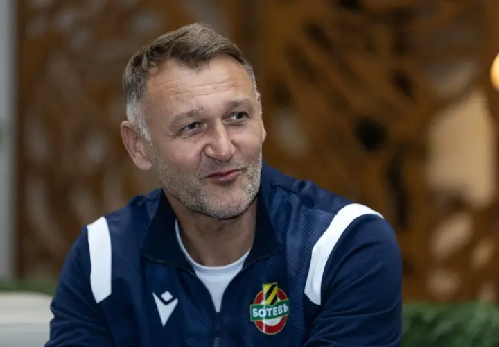 Artur Płatek w dresie z herbem klubu, zamyślony.