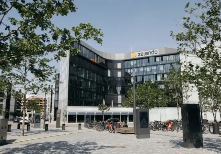 Nowoczesny budynek Zalando. Zastanawiasz się, czy na Zalando można płacić Paypo? Sprawdź sam!