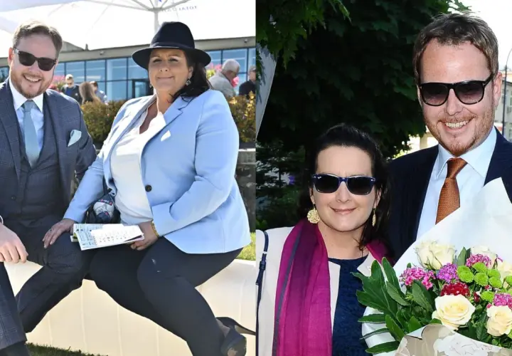 Para na zdjęciu, Helena Mańkowska i jej towarzysz, uśmiechają się do obiektywu. Helena ma na sobie jasnoniebieską marynarkę i czarny kapelusz.