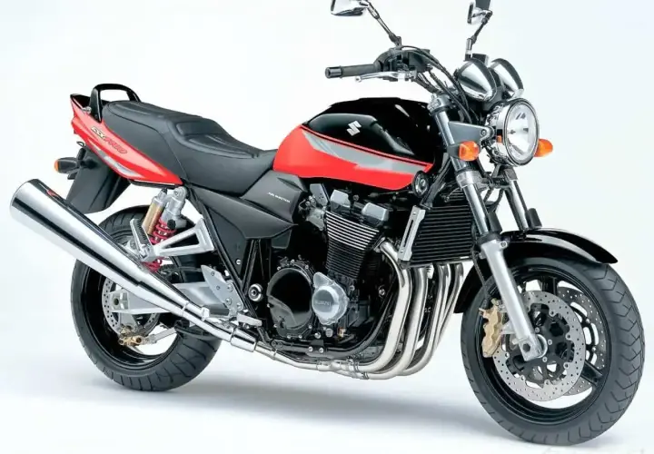 Czerwono-czarny Suzuki GSX z 2005 roku. Zastanawiasz się, ile pali motor? Ten klasyk z pewnością zapewni emocje.