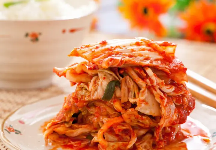 Kimchi: probiotyczna bomba czy ryzyko? Wpływ na Twoje zdrowie.