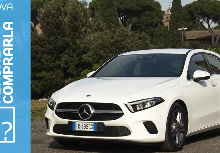 La nuova Mercedes Classe A 2026, bianca e scintillante, pronta a conquistare la strada.