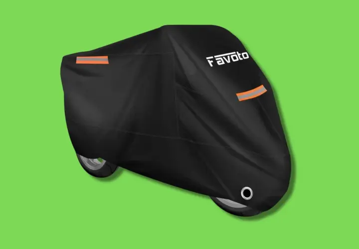 Copertura per moto nera con logo Favoto e strisce riflettenti arancioni, uno degli accessori moto indispensabili per proteggerla.