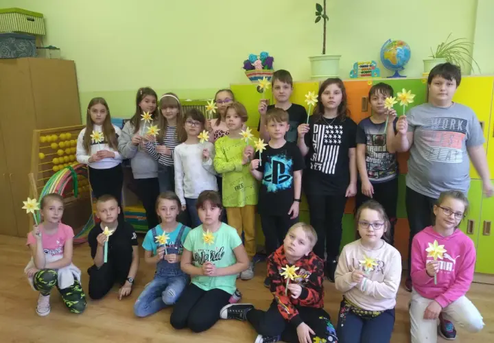 Jak zwęzić bluzkę? Proste szycie i triki bez igły Jacek Kaźmierczak