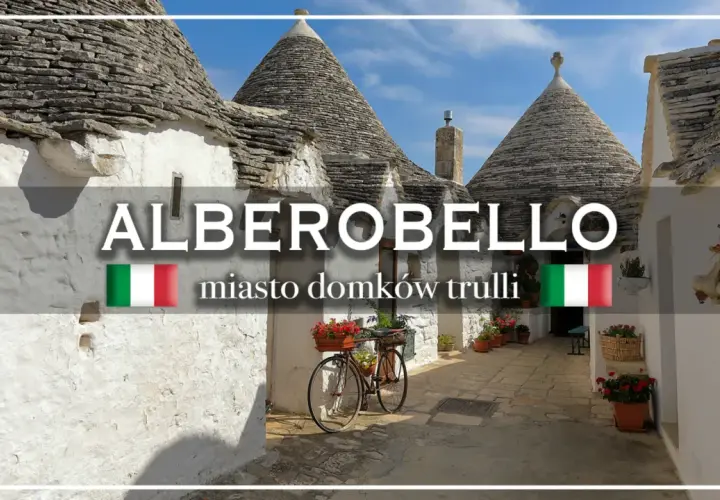 Alberobello, miasto domków trulli, z rowerem ozdobionym kwiatami i wiszącą na ścianie czosnkiem.