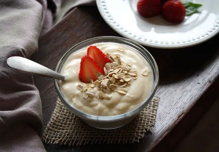 Domowy jogurt z truskawkami i płatkami owsianymi. Prosty przepis, jak zrobić jogurt, który zachwyci smakiem.