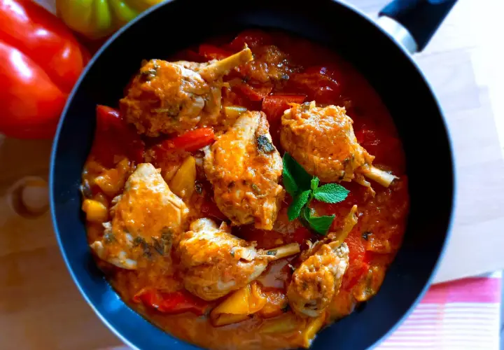Pollo e peperoni alla romana, un piatto saporito e colorato, pronto per essere gustato.