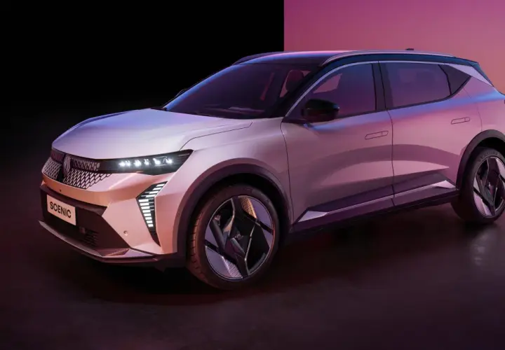 Nowy Renault Scenic 3, elektryczny SUV, prezentuje się w stylowym, różowo-fioletowym oświetleniu.