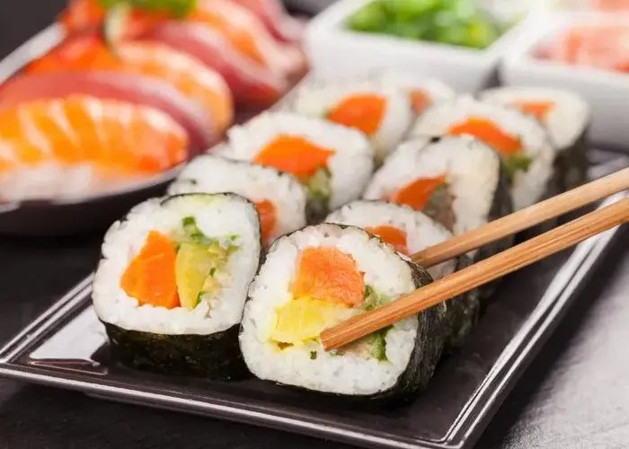 Czy sushi jest dietetyczne? Odkryj zdrowe i kaloryczne pułapki